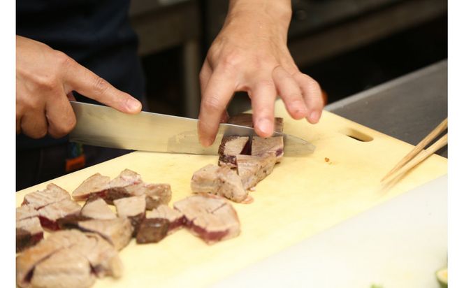 【年内発送】【大容量】日光丸自慢の一本釣りカツオ使用！カツオシーステーキ約1,200g（約400g ×3）特製ステーキソース付き  鰹  冷凍 小分け 大容量  時短  便利 個包装 おつまみ おかず 惣菜 晩ごはん 加工品 カツオ 鰹  魚  焼くだけ 222232_BC035