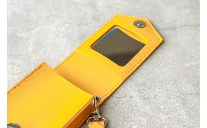 【イエロー】毎日の“ときめき”を仕込めるリップケース　リップクリームホルダー　キーホルダーストラップ　【ミラー付き・3本入る】 232238_CM032VC02