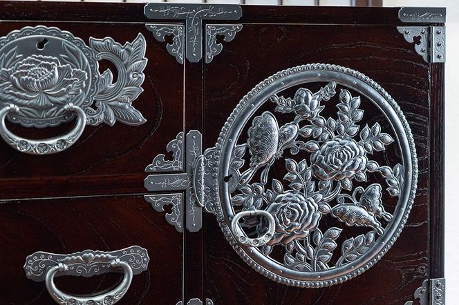 仙台箪笥 【扉：彫金手打金具】 三・五尺横長箪笥 拭き漆塗り KC-401DH（薔薇に蝶）（お申込書返送後3ヵ月～8ヵ月程度でお届け） [仙台箪笥 タンス たんす 小型 高級 工芸品 伝統]|06_kyk-830301