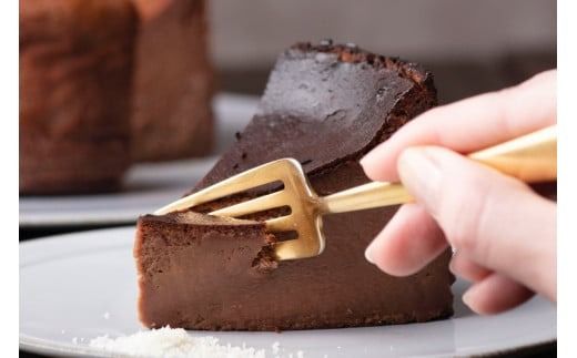 「メゾン　フジヤ」のガトーショコラフロマージュ（１２㎝）_HD080-005