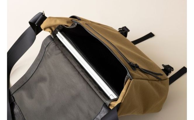 革のカシミヤ　国産野生鹿革を使用したミディアムサイズのメッセンジャーバッグ ファッション カバン 軽量 耐摩耗性 耐久性 普段使い 旅行 小物 ポケット マイボトル 収納 サイドポケット 