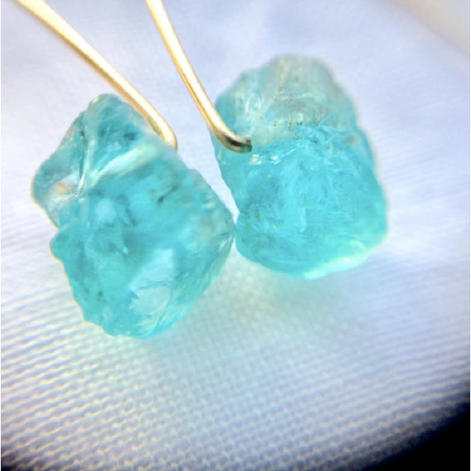 ピアス ネオンブルー アパタイト 原石 マーキスフック K14gf