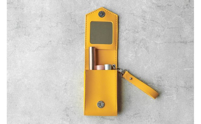 【イエロー】毎日の“ときめき”を仕込めるリップケース　リップクリームホルダー　キーホルダーストラップ　【ミラー付き・3本入る】 232238_CM032VC02