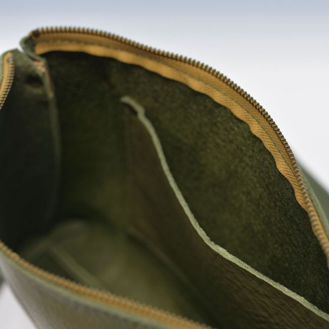 益子の革工房maharoのショルダーポーチ（M）オリーブグリーン ｜ 栃木県 益子町 ふるさと納税 ショルダーポーチ 牛革 手作り（AX106-4）