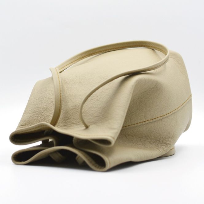 益子の革工房maharoの巾着バッグ（M）ベージュ (AX140-4)