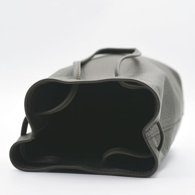 益子の革工房maharoの巾着バッグ（M）ダークグレー (AX140-2)