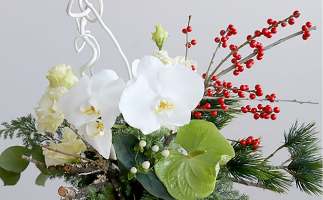 679.素敵に飾れるお正月ブーケセット【紅白】――胡蝶蘭で迎える特別な新年。縁起の良い紅白カラーのお正月ブーケ（ガラスベース付き） 313726_BC035