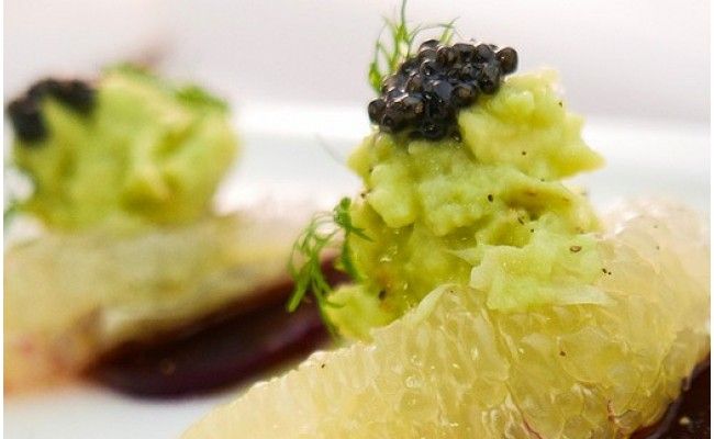 【CF-R7hbk】KYF004　熟成キャビア（30g）ブラックジュエル化粧箱入り シェルスプーン付 チョウザメ 卵 魚卵 高知県産 【koyofr】卵一粒に旨みが凝縮【geiseiymt】〈高知市共通返礼品〉