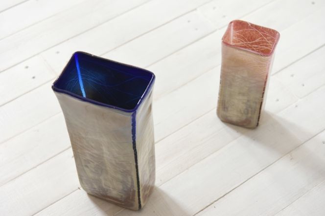 Hiwairoフラワーベース　青　花器　花瓶　高さ30cm×12cm×7cm〈花器 花瓶 工芸品 雑貨 日用品 シンプル 上品 透明度 光彩 おしゃれ ガラス〉 