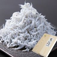C6025n_まるとも海産【冷蔵】特選 茹でたて 釜揚げしらす 木箱 1kg 紀州湯浅湾 直送！