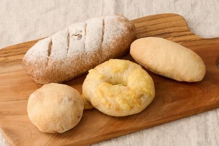 【定期便3回】自家製天然酵母パンの詰め合わせセット【パンと器のコネル】 【パンと器のコネル 全粒粉 もっちりベーグル 国産小麦 パン 自家製 天然酵母 玄米麹 朝食 おやつ】(H094117)