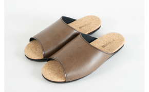 Made in Japanの高品質　ルームシューズの理想形。天然素材、静音性、高反発クッションで足にやさしい、 コルクでむれにくい、来客時も合成皮革とシンプルカラーのデザインで、さりげないセンスを！ 「バークオブケイ」コルクルームシューズ（Ｍ・25.0cm・ブラウン）-[A125-4]