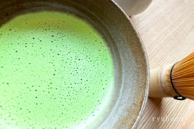 日本茶鑑定士監修の宇治抹茶（40g入り）と黒ティーカップ〈お茶 茶 煎茶 緑茶 粉末 宇治抹茶 抹茶 ティーカップ 石臼挽き 飲料 加工食品 ハンドメイド 日本茶鑑定士〉