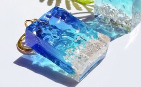 レジンアート 『海のかけらキーホルダー』 長方形 ブルー × ターコイズ 【沖縄の星の砂入り】 キーホルダー レジンアート 海 雑貨 おしゃれ 沖縄市 / Kays Artistry[BCAG023]