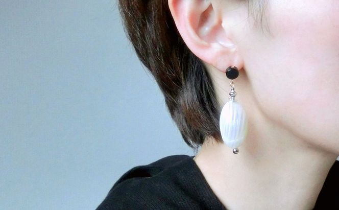 whale ピアス アクセサリー 天然石 1個 [Q]handmadejewely【シルバー ホワイト モノトーン シンプル クール 可愛い ハンドメイド ジュエリー 手作り  職人 上品 華やか ドレス 大人の雰囲気 ギフト プレゼント 母の日 卒業式 ラッピング シェル】