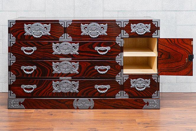 仙台箪笥 四・五尺横長箪笥80 拭き漆塗り【扉：彫金手打金具】（鳳凰）（お申込書返送後8ヶ月～12ヶ月程度でお届け）工芸品 伝統 [仙台箪笥 四・五尺横長箪笥 拭き漆塗り 高級 工芸品 伝統 欅産業 宮城県 利府町]|06_kyk-880301