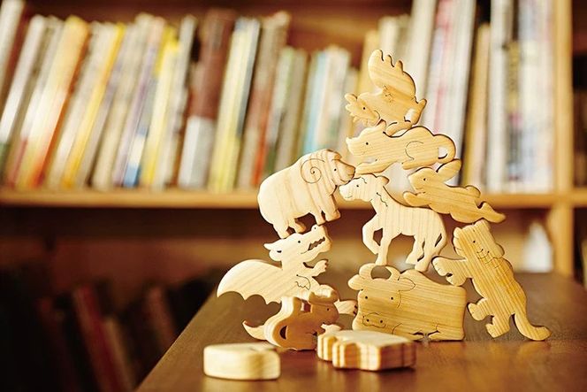 木のおもちゃ パズル 十二支パズル 動物 木製 知育玩具 男の子 女の子 ギフト プレゼント 贈り物 出産祝い 誕生日祝い 日本製 手作り のし 名入れ可能 山のくじら舎 セット内容：パズル12個 パズル台1個 サイズ：W340mm×H25mm×D320mm 材質：ヒノキ スギ 2歳 伝統文化 干支 アジア 好奇心 ラッピング 世界に一つ 受注生産 安芸市 高知県