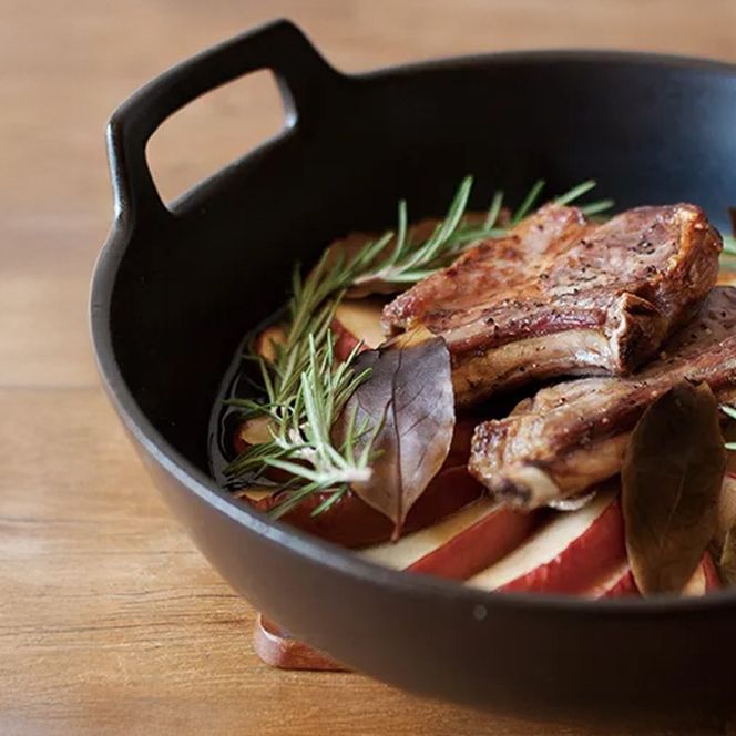 【萬古焼（ばんこやき）】スタイリッシュな浅型円形デザインの西洋土鍋 4th-market  ロティ グリルキャセロール 白1個【鍋、土 鍋、煮物、スープ、万能、肉料理、魚料理、焼野菜、おしゃれ、かわいい、結婚祝、出産祝、セット、贈答、普段使い、手作り、冬、煮込み、一人用、家庭用、一人暮らし、家族、ファミリー、新生活、スープ、三重県 四日市市 ふるさと納税】