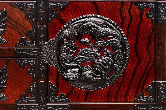 仙台箪笥 脚付帳場箪笥 拭き漆塗り【扉：彫金手打金具】（鶴亀松竹梅）（お申込書返送後8ヶ月～12ヶ月程度でお届け）工芸品 伝統 [仙台箪笥 脚付帳場箪笥 タンス たんす 拭き漆塗り 高級 工芸品 伝統 欅産業 宮城県 利府町]|06_kyk-870301