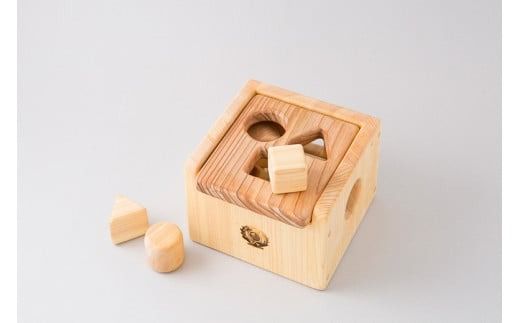 木のおもちゃ ポットン つみき 積み木 木製 知育玩具 男の子 女の子 ギフト プレゼント 贈り物 出産祝い 誕生日祝い 日本製 手作り 名入れ可能 のし 山のくじら舎 1歳 2歳 3歳 赤ちゃん 幼児 子供 おもちゃ 幼児教育 形 認識 片付け 音 スギ ヒノキ 植物性オイル 安全 セット内容 つみ木12個 箱1個 W180mm H130mm D180mm 安芸市 高知県