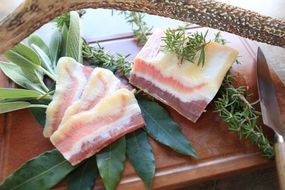 【定期便 毎月×3回】パンチェッタブロック（豚バラ肉の塩漬け）　約200g×4袋 ふるさと納税 豚肉 塩漬け ふるさと納税 ベーコン ふるさと納税 パンチェッタ 豚バラ 塩漬け スペイン料理　NI00025