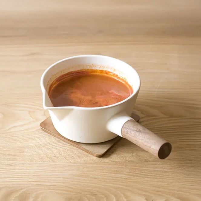 【萬古焼（ばんこやき）】コロンとかわいいフォルムで使い勝手の良いミルクパン 4th-market リコッタ　ミルクパン　蓋つき 白 1個【鍋、土鍋、煮物、スープ、万能、おしゃれ、かわいい、結婚祝、出産祝、セット、贈答、普段使い、手作り、冬、煮込み、一人用、家庭用、一人暮らし、家族、ファミリー、新生活、スープ、三重県 四日市市 ふるさと納税】