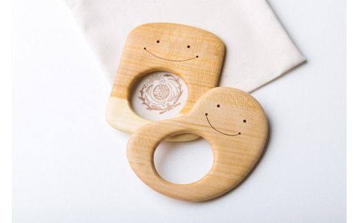 木のおもちゃ 歯がため 2個入 セット 巾着付き かわいい 歯固め 赤ちゃん ベビー 幼児 0歳から ギフト 包装 ラッピング プレゼント 贈り物 贈答 出産祝い 誕生日祝い のし 熨斗対応 受注生産品 山のくじら舎 高知県 安芸市 サクラ材 天然素材 安全 日本製 国産 口に入れても安心 植物性オイル 丸み 磨き にっこり 専用箱 乳児 おしゃべり期 歯茎 成長サポート 安芸市 高知県