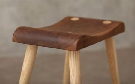 ウォールナットの一枚板で作った手作りスツール ウォールナットの一枚板で作った手作りスツール ウォールナット