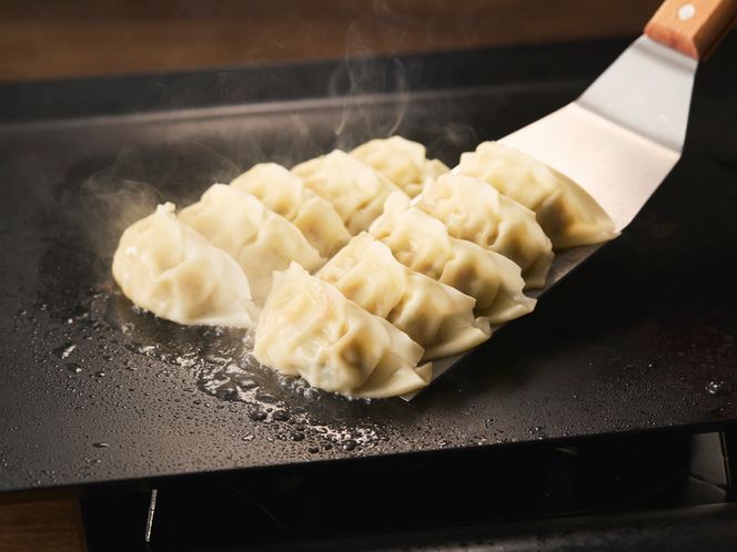 【味仙八事店】餃子90個セット(冷凍） ［061A13］ 餃子 90個セット 1620g 味仙 味仙八事店 名古屋名物 冷凍 ご家庭 本格的 お取り寄せ おかず 夕食 ビール おつまみ ご飯のお供 中華 ご当地グルメ 簡単調理 時短 焼き餃子 ジューシー もちもち 家族向け 愛知県 小牧市 送料無料