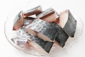 G3708 【お弁当サイズ】さわら 切身 約50g×20切れ【小分け 漁師 手切り 1kg 泉州 鰆 切り身 弁当 朝食 時短 訳あり サイズ不揃い 規格外 冷凍食品】