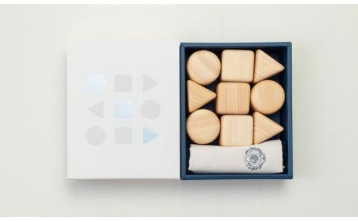 木のおもちゃ つみき 積み木 セット 木製 9個 知育玩具 男の子 女の子 ギフト プレゼント 贈り物 出産祝い 誕生日祝い 日本製 手作り のし 受注生産品 山のくじら舎 高知県産 ヒノキ 0歳 赤ちゃん 植物性オイル 安全 巾着袋 専用箱 ラッピング W45mm H40mm 三角 四角 安芸市 高知県