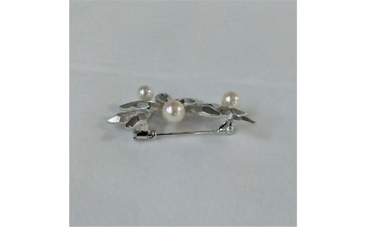 150-09伊勢志摩あこや本真珠ブローチ(3珠葉っぱ)