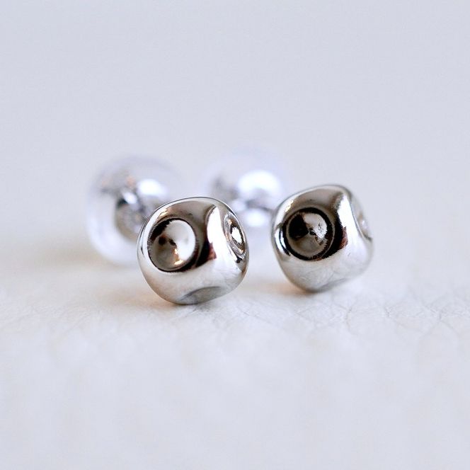 K18WG(18金) ホワイトゴールド 地金 サイコロ ピアス シンプル 縁起物 保証書付 KO-0065 242-022-b