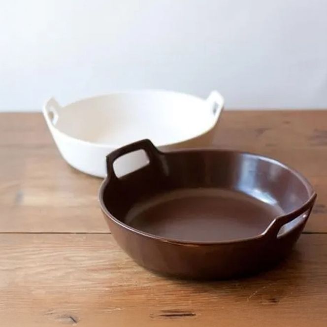 【萬古焼（ばんこやき）】スタイリッシュな浅型円形デザインの西洋土鍋 4th-market  ロティ グリルキャセロール 白1個【鍋、土 鍋、煮物、スープ、万能、肉料理、魚料理、焼野菜、おしゃれ、かわいい、結婚祝、出産祝、セット、贈答、普段使い、手作り、冬、煮込み、一人用、家庭用、一人暮らし、家族、ファミリー、新生活、スープ、三重県 四日市市 ふるさと納税】