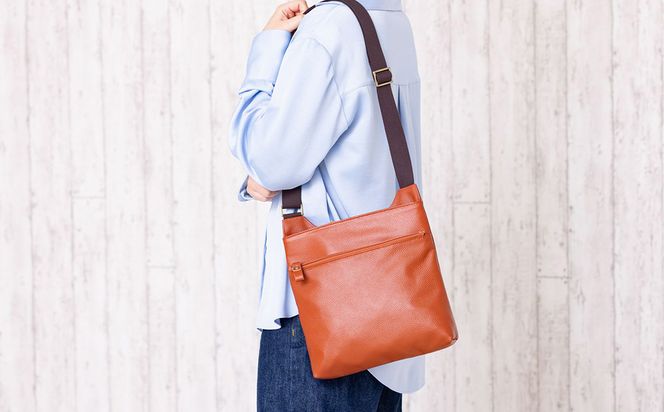 豊岡工房 軽量 牛革ボディショルダーバッグ（4383）キャメル / ショルダーバッグ スリム 大容量 ユニセックス 柔らかい シュリンク牛革 メンズ レディース かばん カバン バッグ 鞄 国産 日本製 小田清株式会社