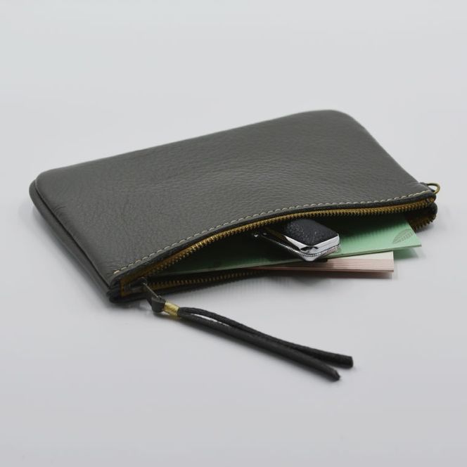 益子の革工房maharoのファスナー通帳ケース　ダークグレー｜栃木県 益子町 ふるさと納税 ファスナー通帳ケース 牛革 手作り（AX139-5）