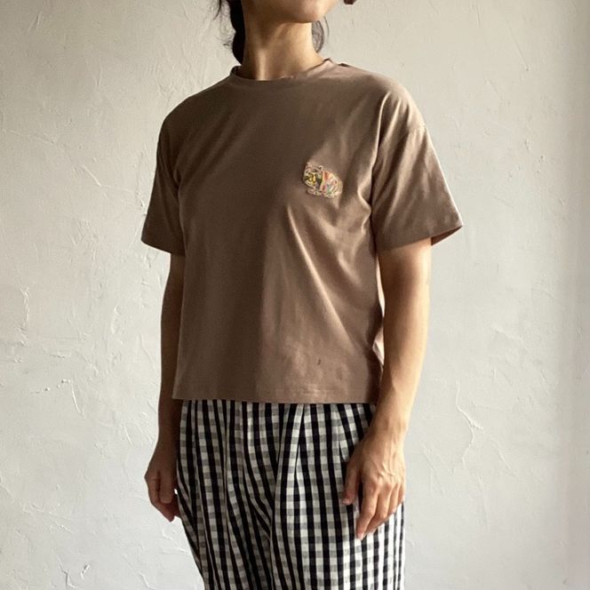 小牧市のアーティスト奥山優さんのTシャツ大人用 小牧市政70周年記念［096A12］小牧市 アーティスト 奥山優 Tシャツ 大人用 フリーサイズ 1枚 選べる デザイン 動物 刺繍 とらねこ フレンチブルドッグ ドロップショルダー ラウンドネック おそろコーデ かわいい おしゃれ 愛知県 小牧市 送料無料