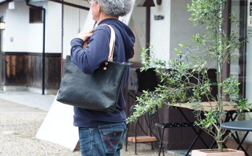 ハンドメイド　レザートートバッグ・名入れ可能　ブラック【CC12W】（滋賀県　近江八幡市）