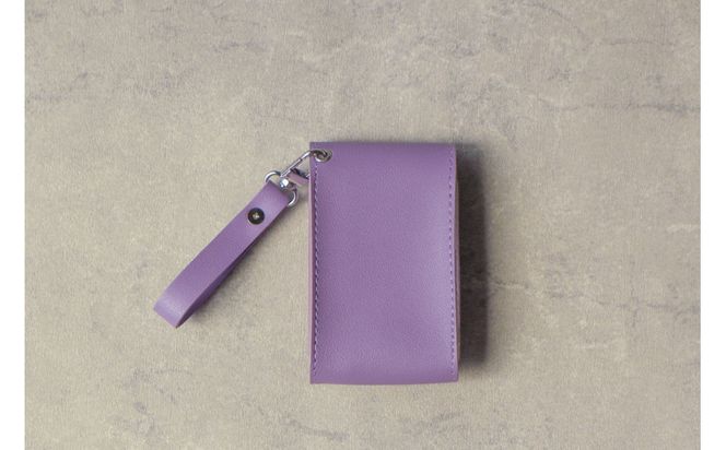 【パープル】毎日の“ときめき”を仕込めるリップケース　リップクリームホルダー　キーホルダーストラップ【ミラー付き・3本入る】 232238_CM032VC01