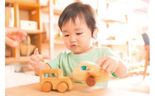 木のおもちゃ ブーブー ジープ 車 木製 知育玩具 男の子 女の子 ギフト プレゼント 贈り物 お祝い 出産祝い 誕生日祝い 日本製 手作り 受注生産品 のし 熨斗 山のくじら舎 ミニカー ビー玉 赤ちゃん おでかけ タイヤ コロコロ 2歳 ヒノキ サイズ W110xH70xD70mm 国産 木育 エコ 天然素材 安全 安心 おしゃれ かわいい 子供 キッズ 幼児 ベビー 玩具 安芸市 高知県