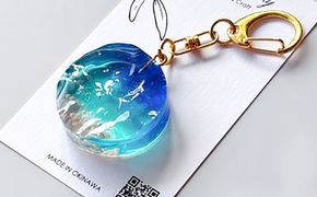 レジンアート 『海のかけらキーホルダー』 丸型 ブルー × ターコイズ 【沖縄の星の砂入り】キーホルダー レジンアート 海 雑貨 おしゃれ 沖縄市 / Kays Artistry[BCAG024]