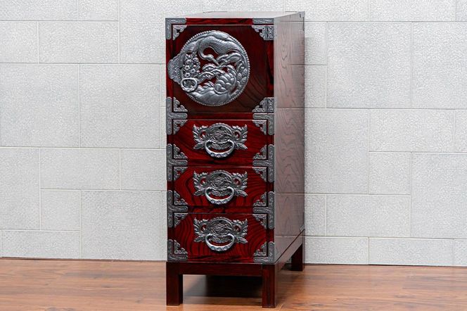 仙台箪笥 35巾脚付すきまチェスト 拭き漆塗り【扉：彫金手打金具】（鶴亀松竹梅）（お申込書返送後8ヶ月～12ヶ月程度でお届け）工芸品 伝統|06_kyk-860301