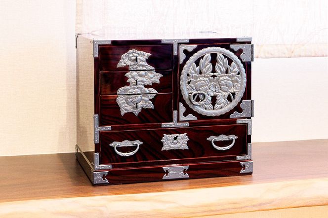 仙台箪笥 片開小箪笥 木地呂漆塗り 欅産業 職人 おすすめ 船箪笥 [インテリア タンス 収納 家具 和 モダン 高級 和箪笥 小箪笥 伝統 工芸品 仏壇 仏具 神具 飾り棚 欅 漆塗 彫金 金具 装飾 仙台箪笥 船箪笥 舟箪笥 宮城 利府 欅産業]|06_kyk-410101