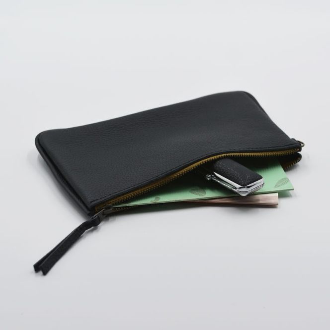 益子の革工房maharoのファスナー通帳ケース　ブラック｜栃木県 益子町 ふるさと納税 ファスナー通帳ケース 牛革 手作り（AX139-3）