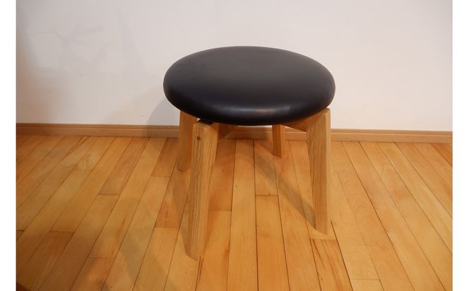 回転スツール（脚部材：ナチュラル/座面：本革ブラック） 372013_LL005VC01