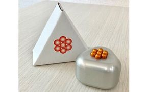 ひんやり冷たいアルミ合金製 KIHOの文鎮 （おむすび形ペーパーウエイト） 結 【ＯＭＵＳＵＢＩ】 いくら KIHO アルミ 合金 金属 おむすび おにぎり いくら ペーパーウェイト H084-044