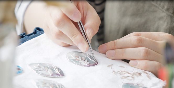 【ヒロミ・アート】枝垂れ草ペンダント(墨色) [ 京都 嵐山 東山 京七宝銀有線 ネックレス 植物柄 人気 おすすめ 装飾品 かわいい 綺麗 ギフト プレゼント お取り寄せ 通販 送料無料 ふるさと納税 ] 261009_B-XQ03