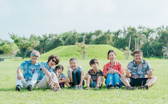 世界遺産を望む雄大な景色と、エメラルドブルーの海でロケーションフォトチケット 沖縄 おきなわ フォト 家族写真 記念日 海 ビーチ 大宜味村 撮影 カメラマン インスタ お祝い インスタ映え 写真 記念 チケット プロカメラマン 券 国内
