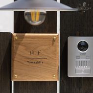 高級天然木ホワイトオーク表札　15cm×15cm×2cm〈雑貨 天然木 プレート おしゃれ　オーダーメイド アンティーク　ハンドメイド マンション 新築 引っ越し〉