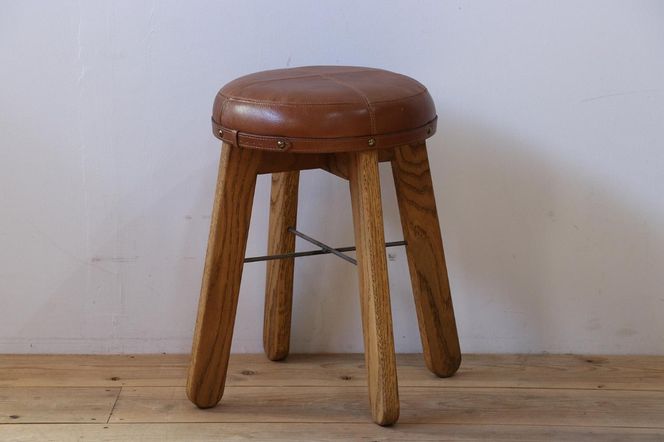 本革で仕立てたアンティークな風合いのスツール  Z117
